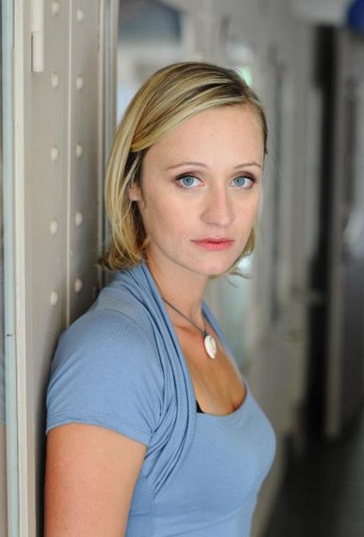 Karin Beschenko (Barbara Sotel)