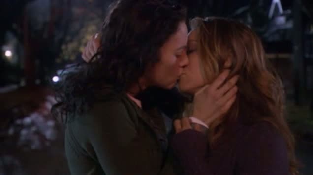 Exes & Ohs - Samantha & Jennifer Kiss