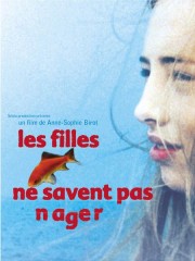 Affiche : Les Filles Ne Savent Pas Nager Affiche : Les Filles Ne Savent Pas Nager