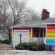 Une maison aux couleurs de l’arc-en-ciel en face d’une église homophobe.