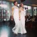 Deux mariées se tenant par la main en ouverture d’un défilé de haute couture.
