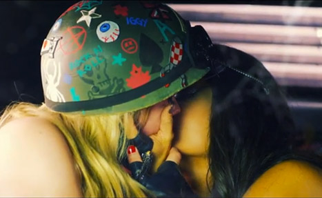 Avril Lavigne clip baiser lesbien