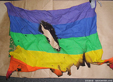 drapeau gay brulé - lois anti-gays