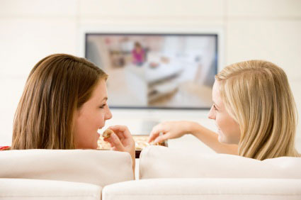 Femmes regardant la télévision